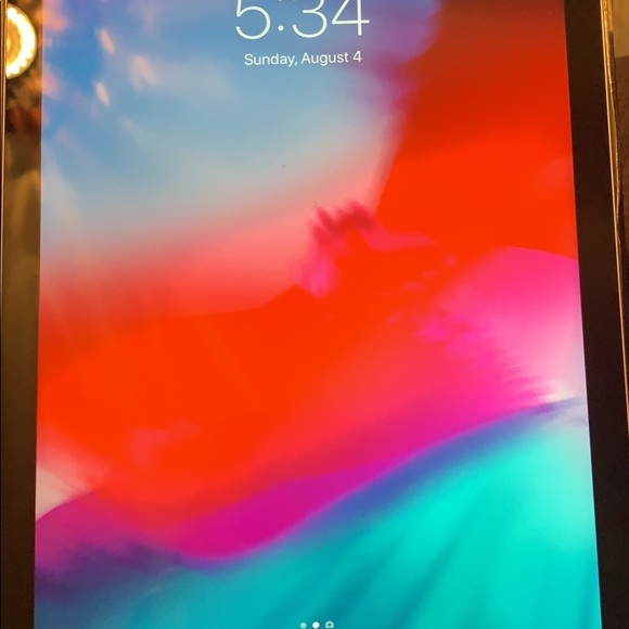 iPad 6th Generation - Picture 3 of 5